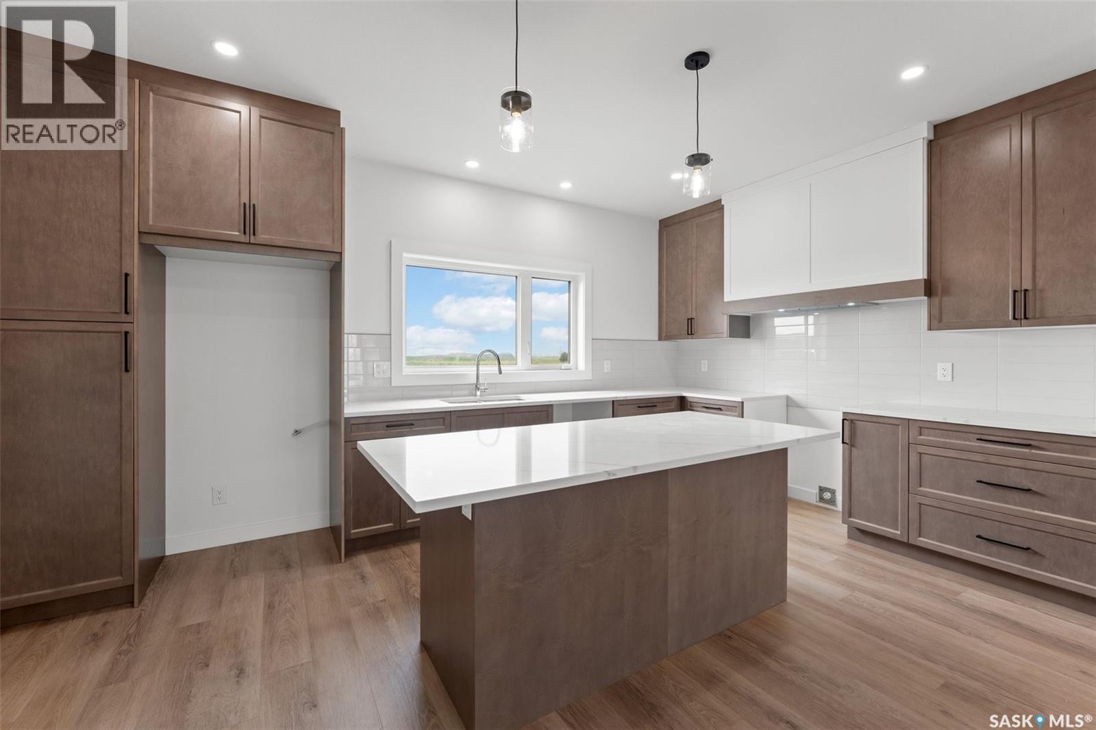 429 Eldorado Street, Warman, SK - Indoor Photo Showing Kitchen With Upgraded Kitchen