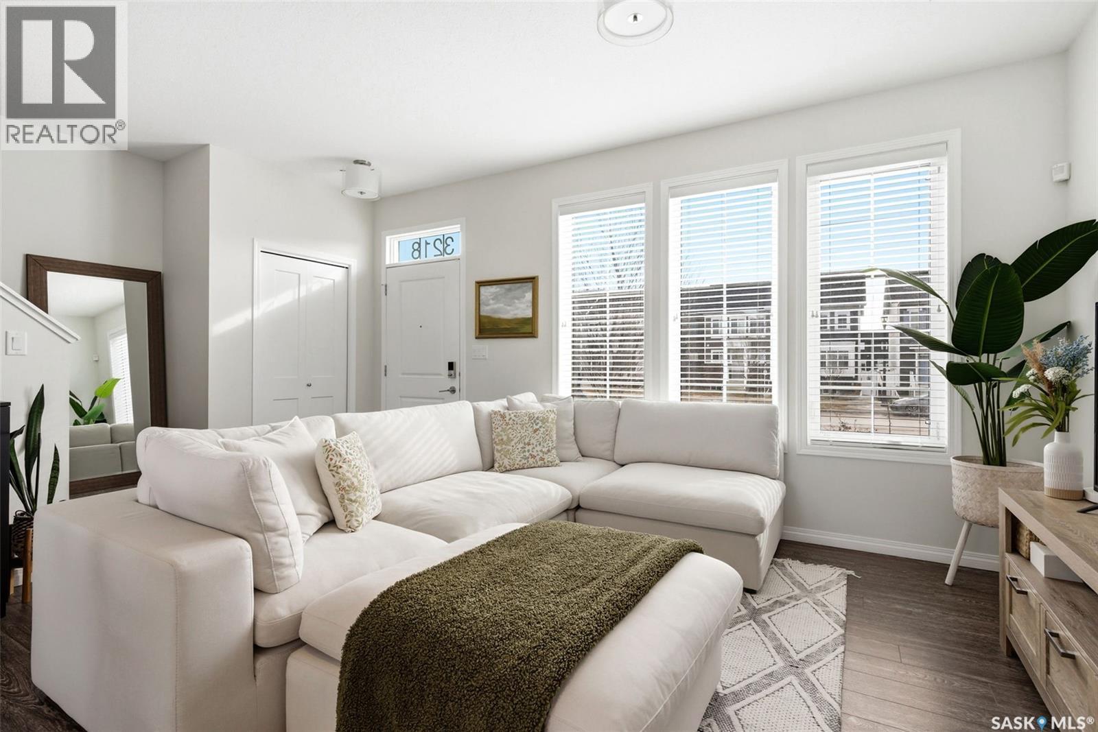 3218 Chuka Boulevard, Regina, SK - Indoor Photo Showing Living Room