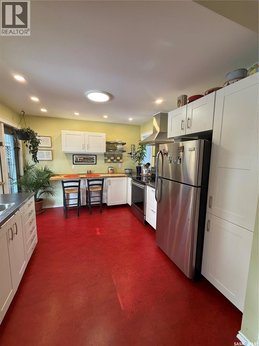 436 6Th Street E, Saskatoon, SK - Indoor Photo Showing Kitchen With Stainless Steel Kitchen With Double Sink