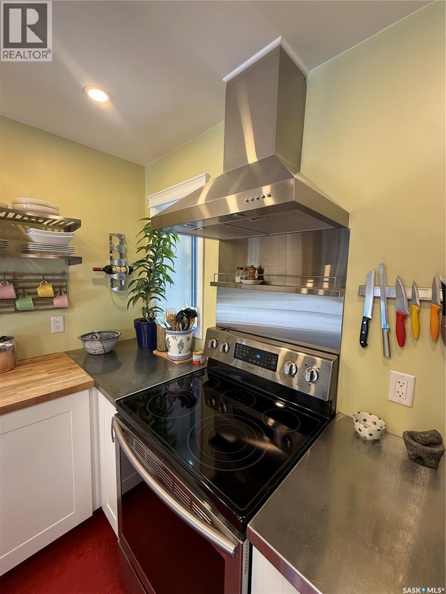 436 6Th Street E, Saskatoon, SK - Indoor Photo Showing Kitchen