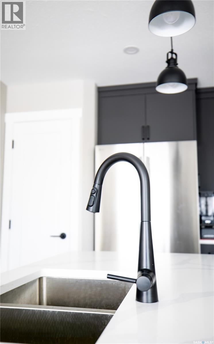 3060 Dumont Way, Regina, SK - Indoor Photo Showing Kitchen With Double Sink