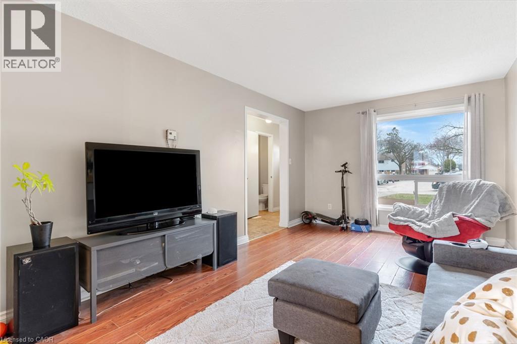 25 Upper Canada Drive Unit# 23, Kitchener, ON - Indoor Photo Showing Living Room
