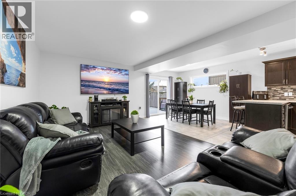 Living room with light wood-type flooring - 160 Wallace Avenue S, Welland, ON - Indoor Photo Showing Living Room