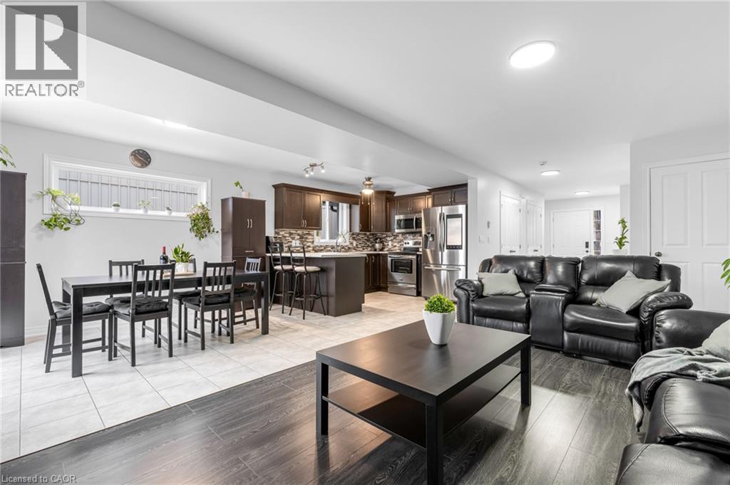 Living area featuring light wood finished floors - 160 Wallace Avenue S, Welland, ON - Indoor Photo Showing Living Room
