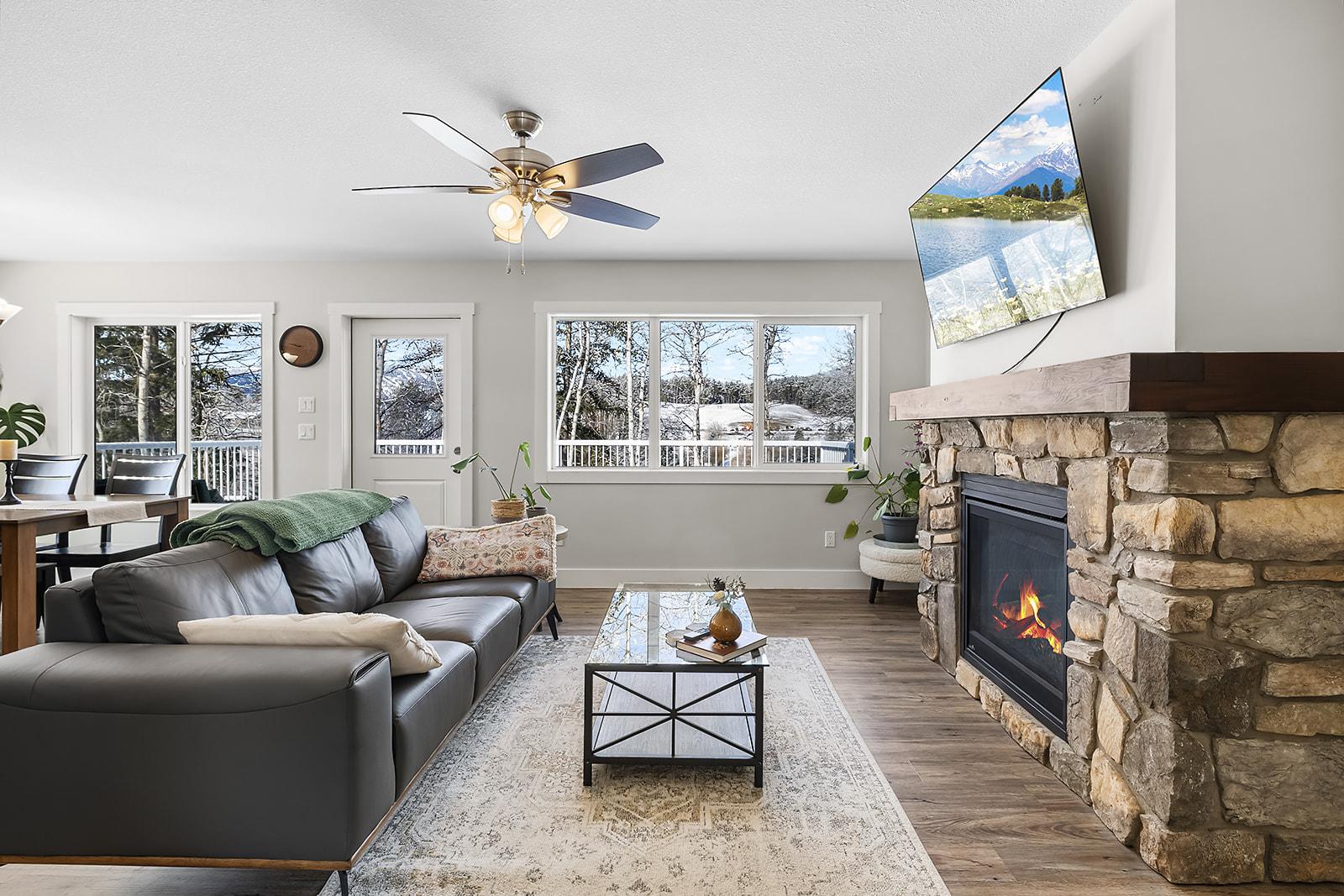 8529 Hwy 95A, Kimberley, BC - Indoor Photo Showing Living Room With Fireplace