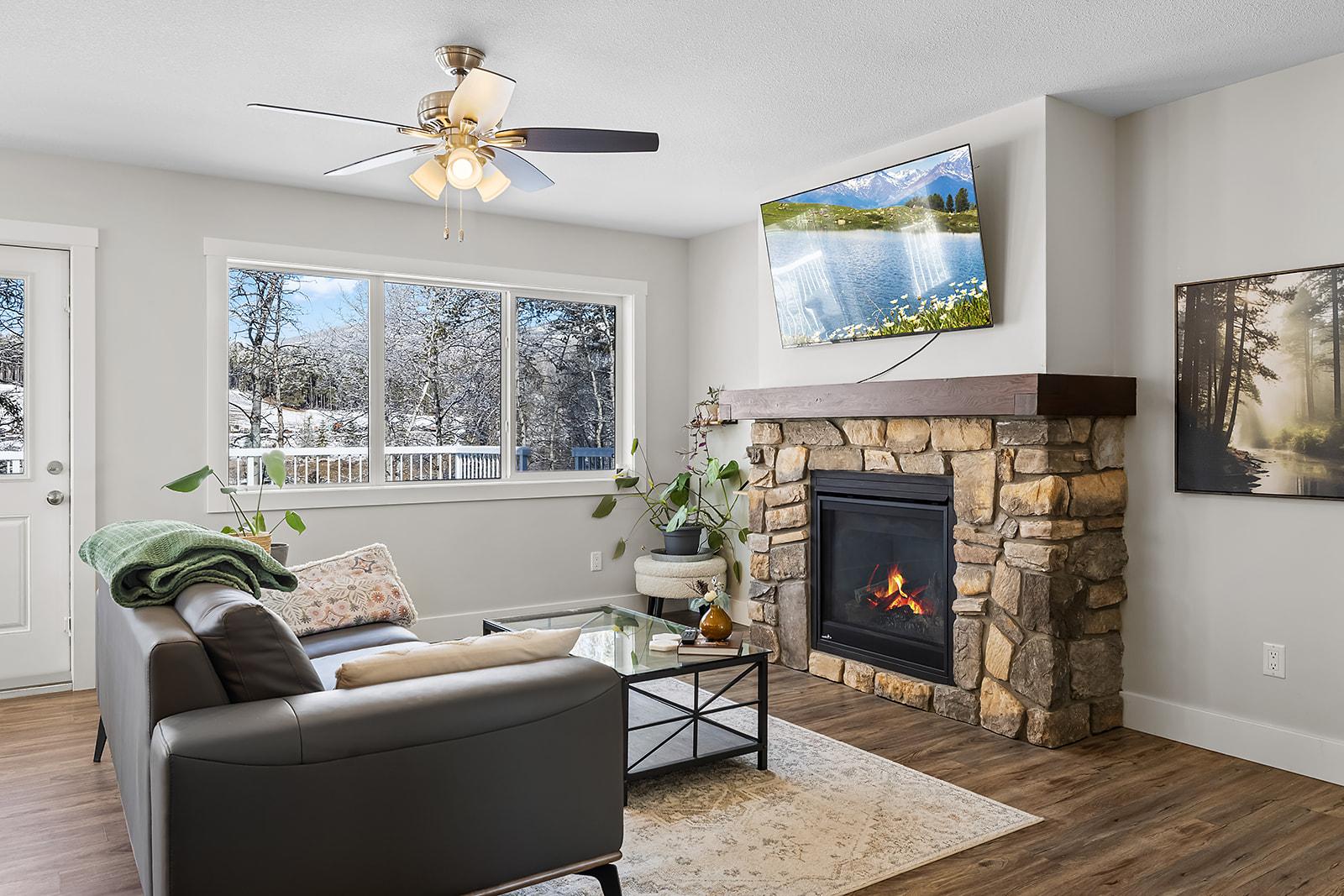 8529 Hwy 95A, Kimberley, BC - Indoor Photo Showing Living Room With Fireplace