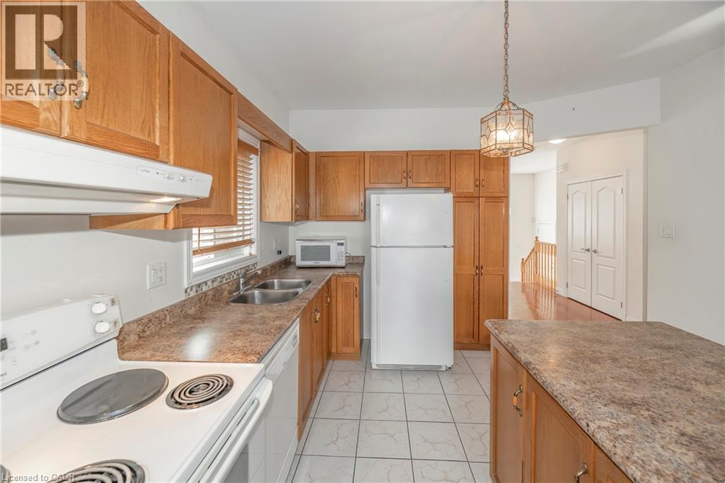 802 Coldstream Drive, Oshawa, ON - Indoor Photo Showing Kitchen With Double Sink