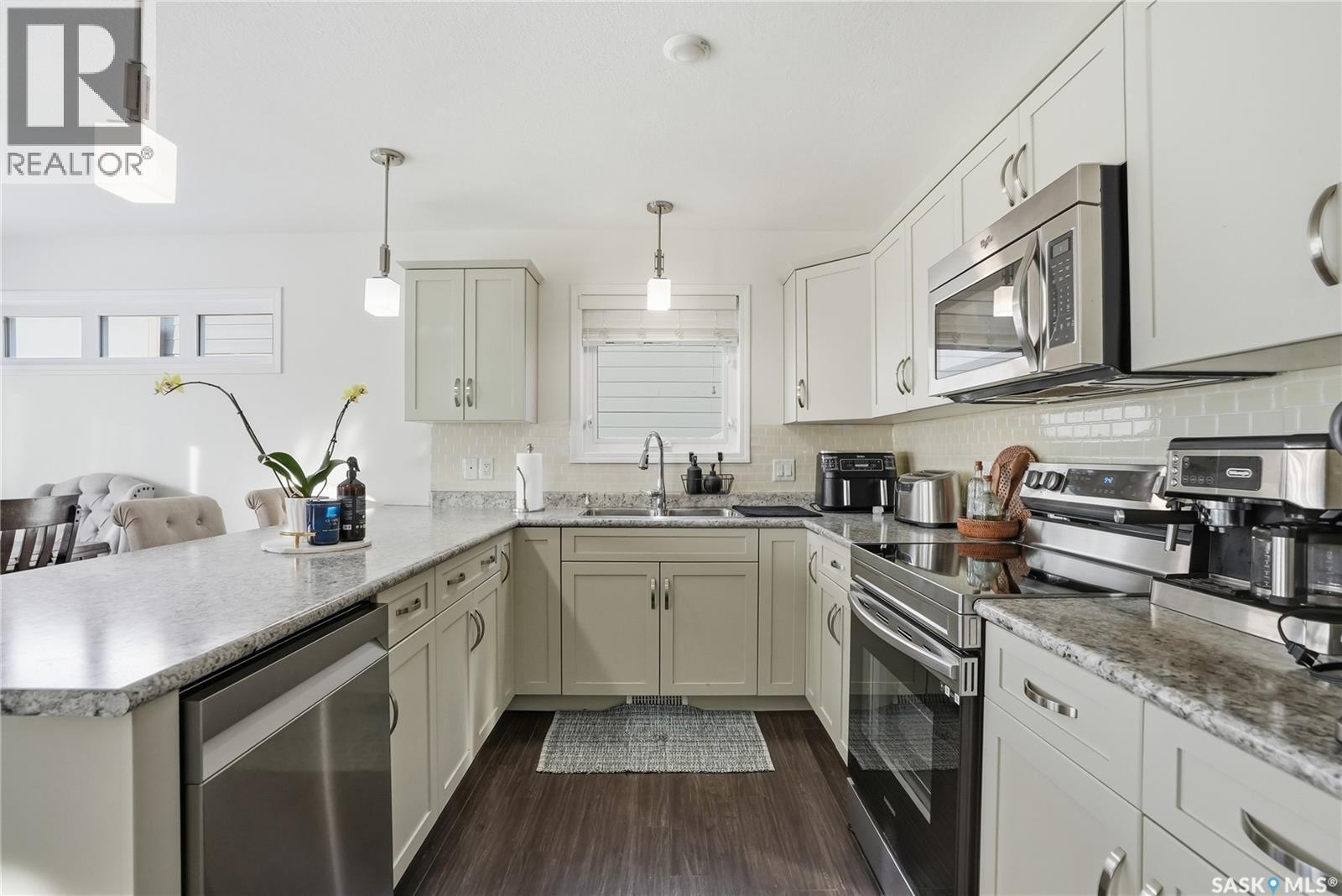 223 Eaton Crescent, Saskatoon, SK - Indoor Photo Showing Kitchen With Stainless Steel Kitchen With Upgraded Kitchen