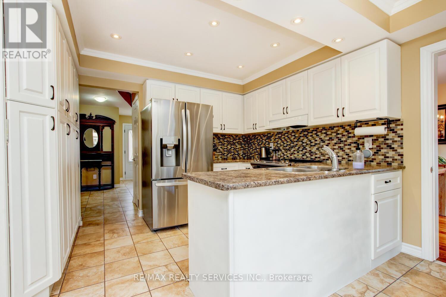 28 Chickadee Crescent, Brampton, ON - Indoor Photo Showing Kitchen With Stainless Steel Kitchen With Double Sink With Upgraded Kitchen