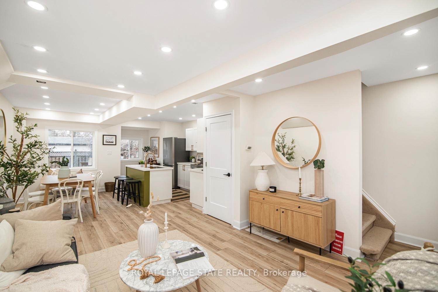 7 Stapleton Avenue, Hamilton, ON - Indoor Photo Showing Living Room