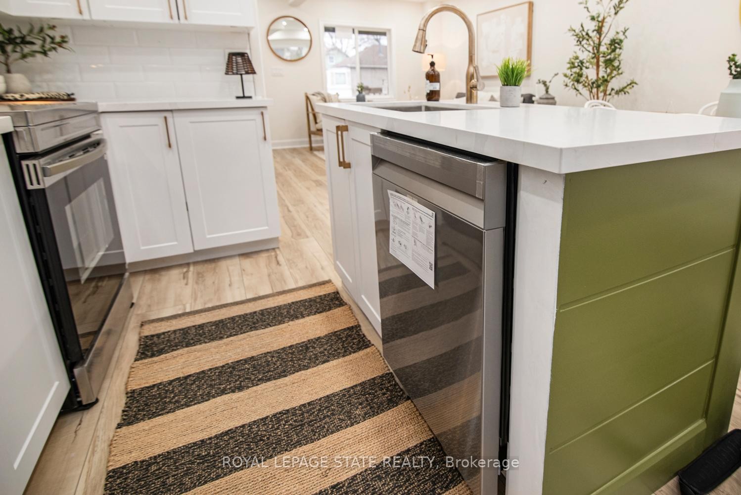 7 Stapleton Avenue, Hamilton, ON - Indoor Photo Showing Kitchen