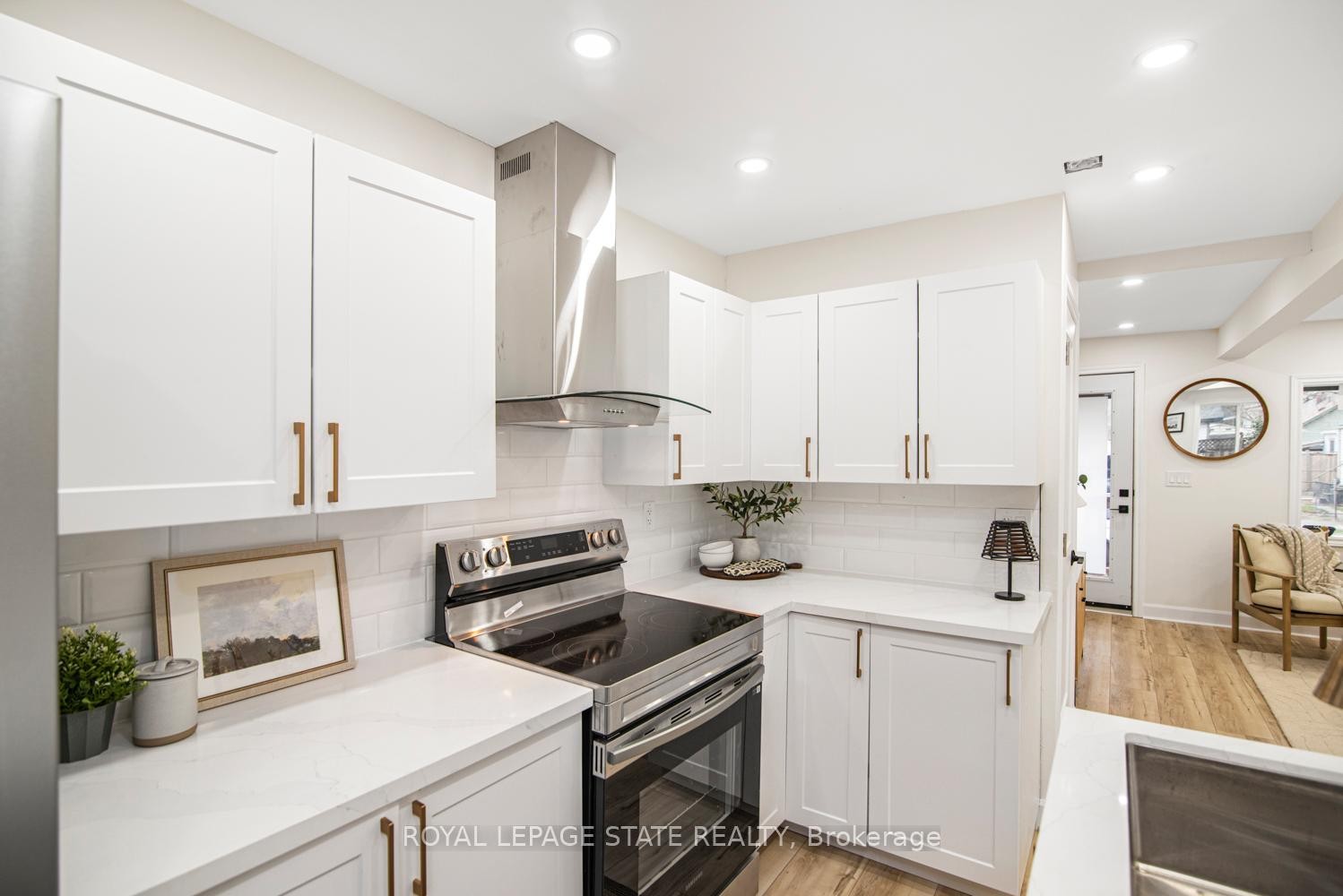 7 Stapleton Avenue, Hamilton, ON - Indoor Photo Showing Kitchen