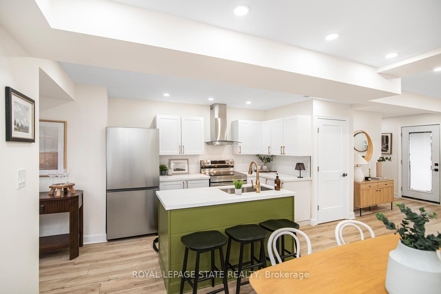7 Stapleton Avenue, Hamilton, ON - Indoor Photo Showing Other Room
