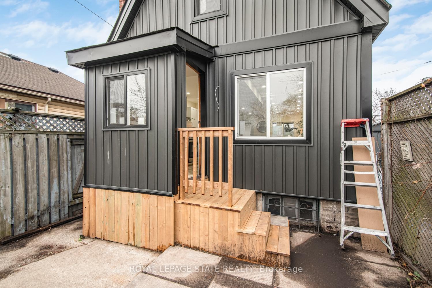 7 Stapleton Avenue, Hamilton, ON - Outdoor With Exterior