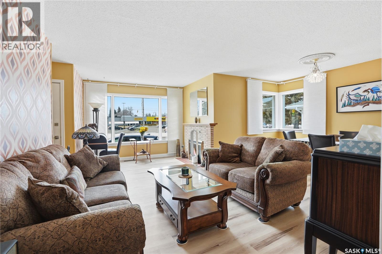 1011 Taylor Street E, Saskatoon, SK - Indoor Photo Showing Living Room