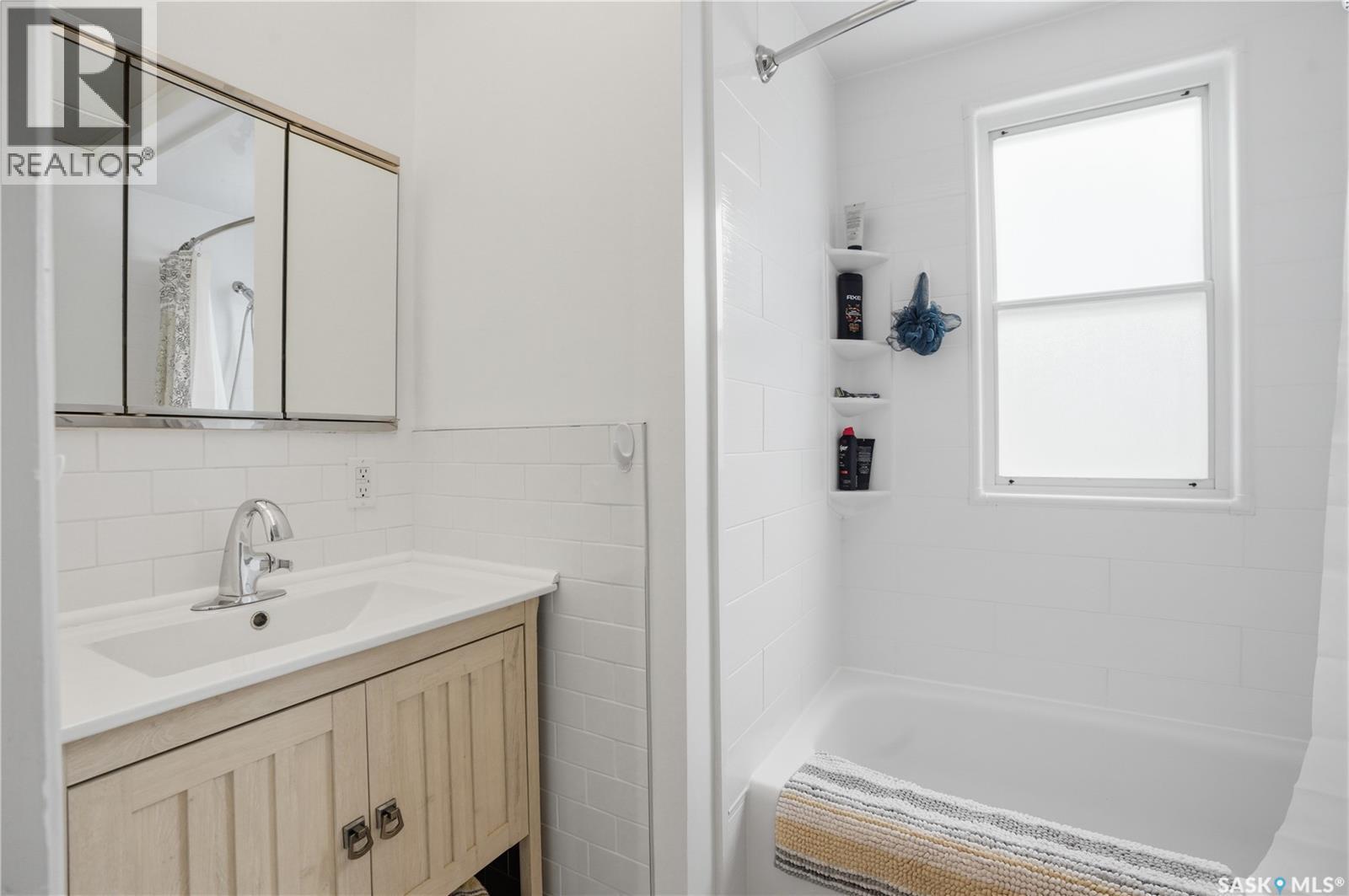 1011 Taylor Street E, Saskatoon, SK - Indoor Photo Showing Bathroom