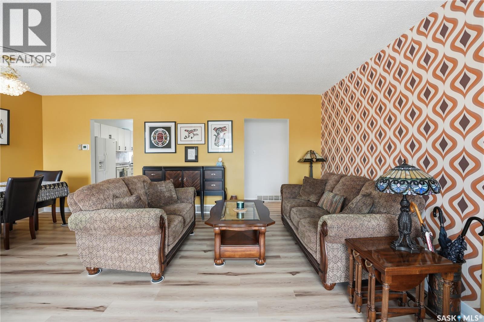 1011 Taylor Street E, Saskatoon, SK - Indoor Photo Showing Living Room