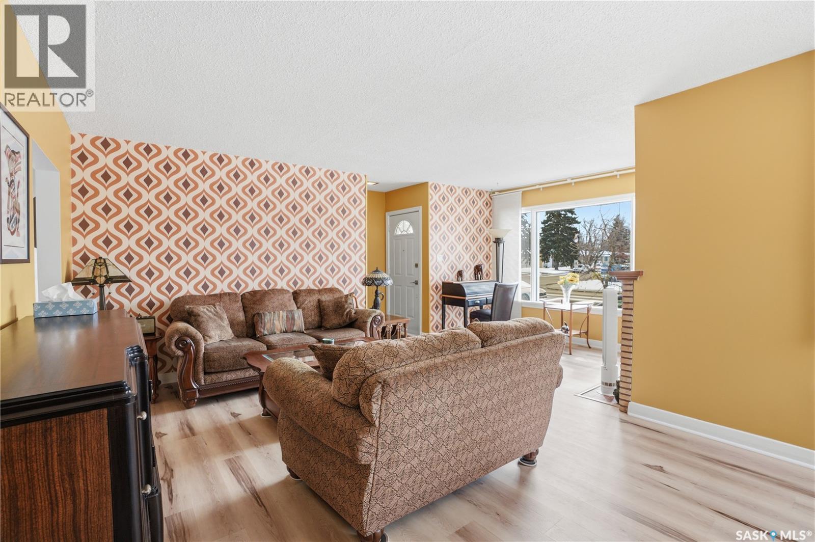 1011 Taylor Street E, Saskatoon, SK - Indoor Photo Showing Living Room