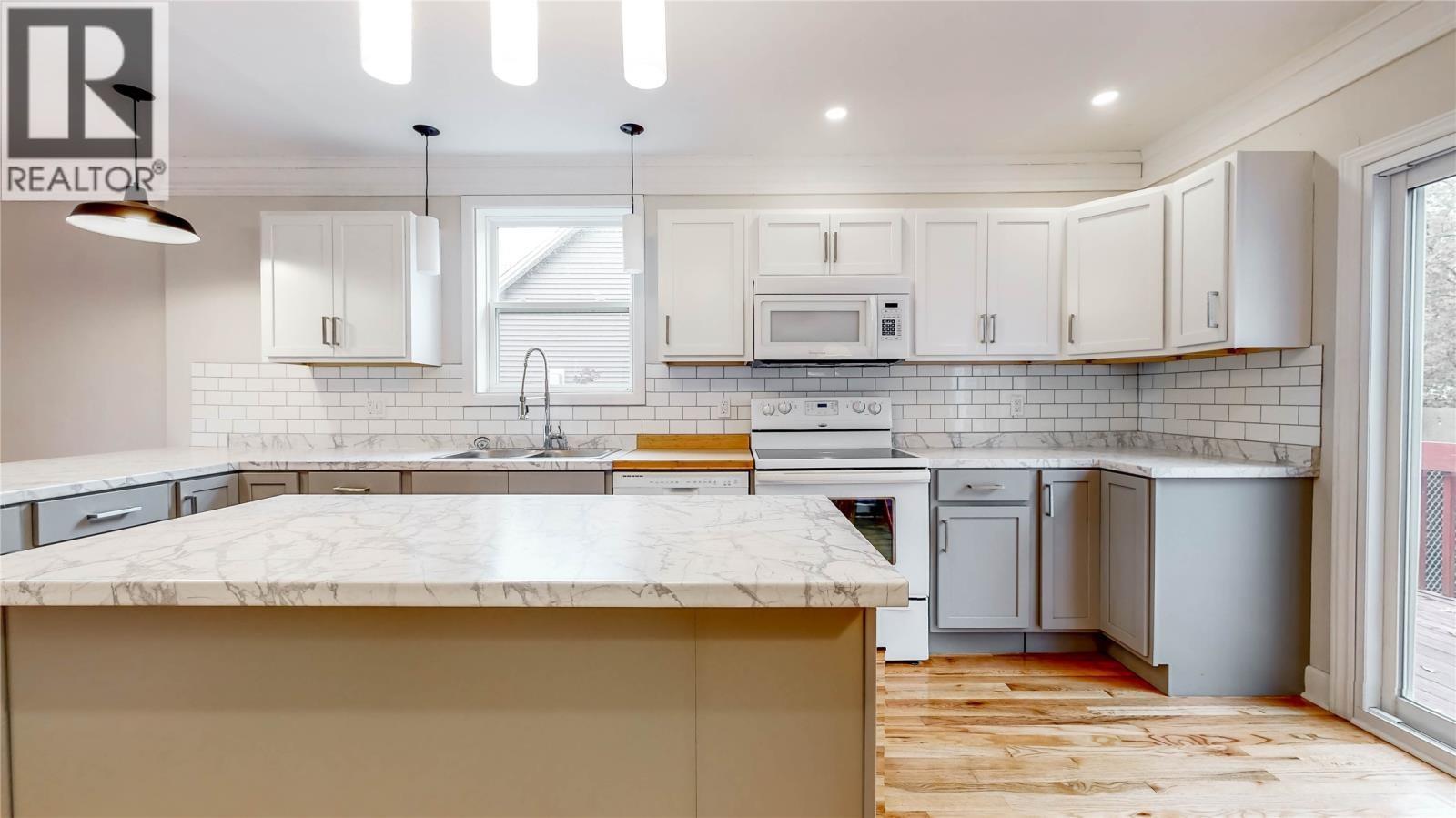7 Cornwall Heights, St. John'S, NL - Indoor Photo Showing Kitchen With Upgraded Kitchen