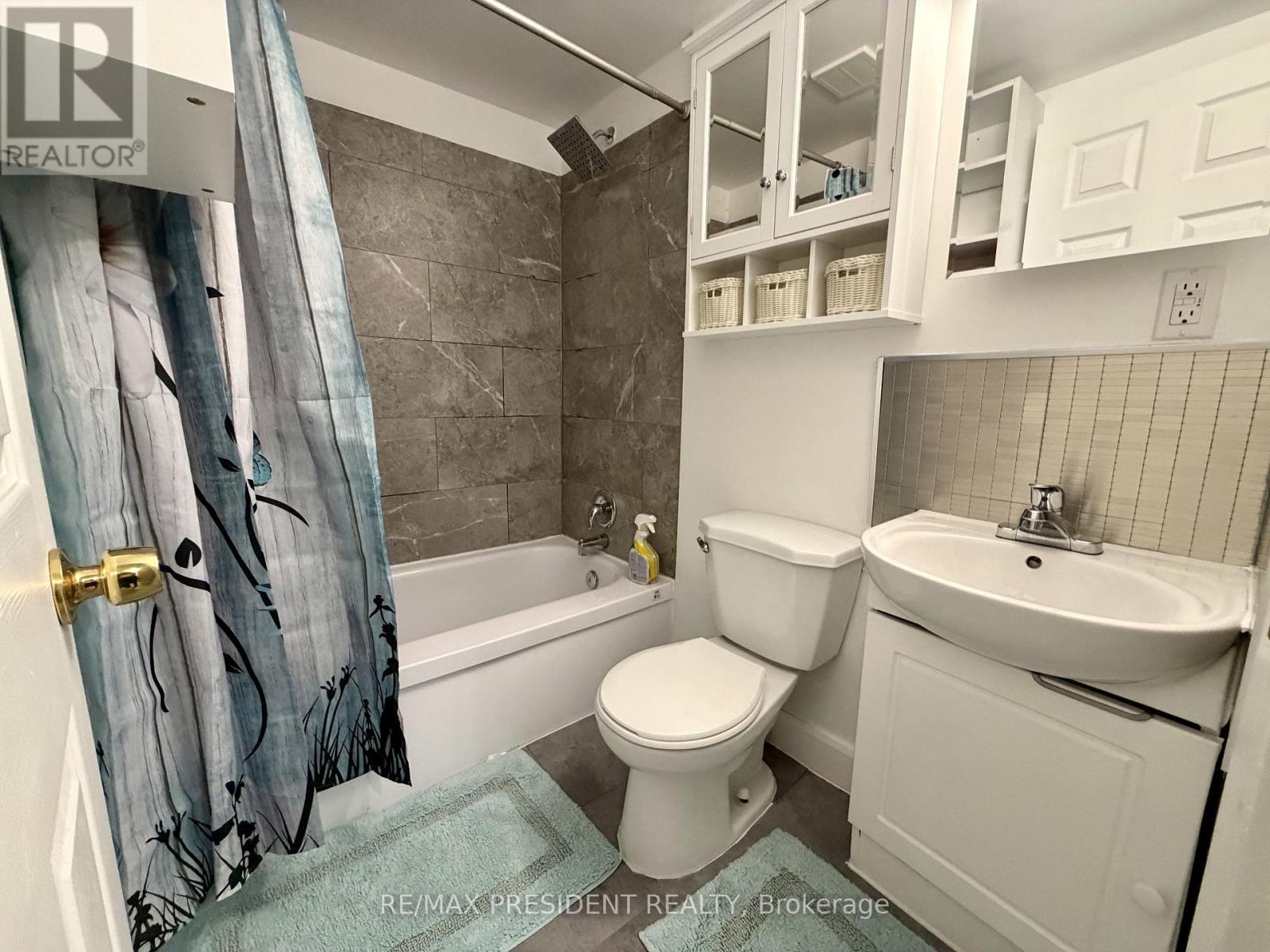 37 Bond Street S, Hamilton, ON - Indoor Photo Showing Bathroom