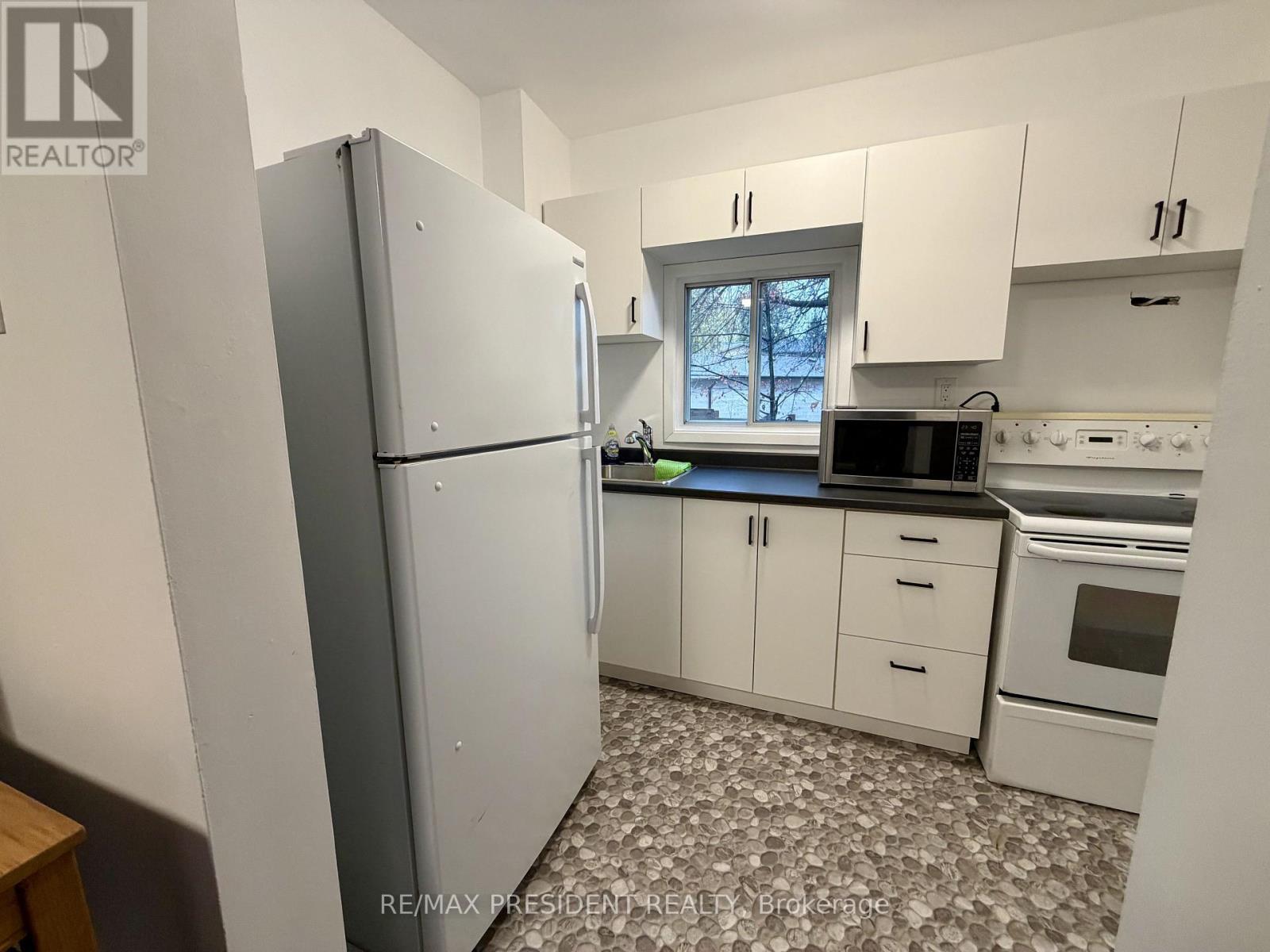 37 Bond Street S, Hamilton, ON - Indoor Photo Showing Kitchen