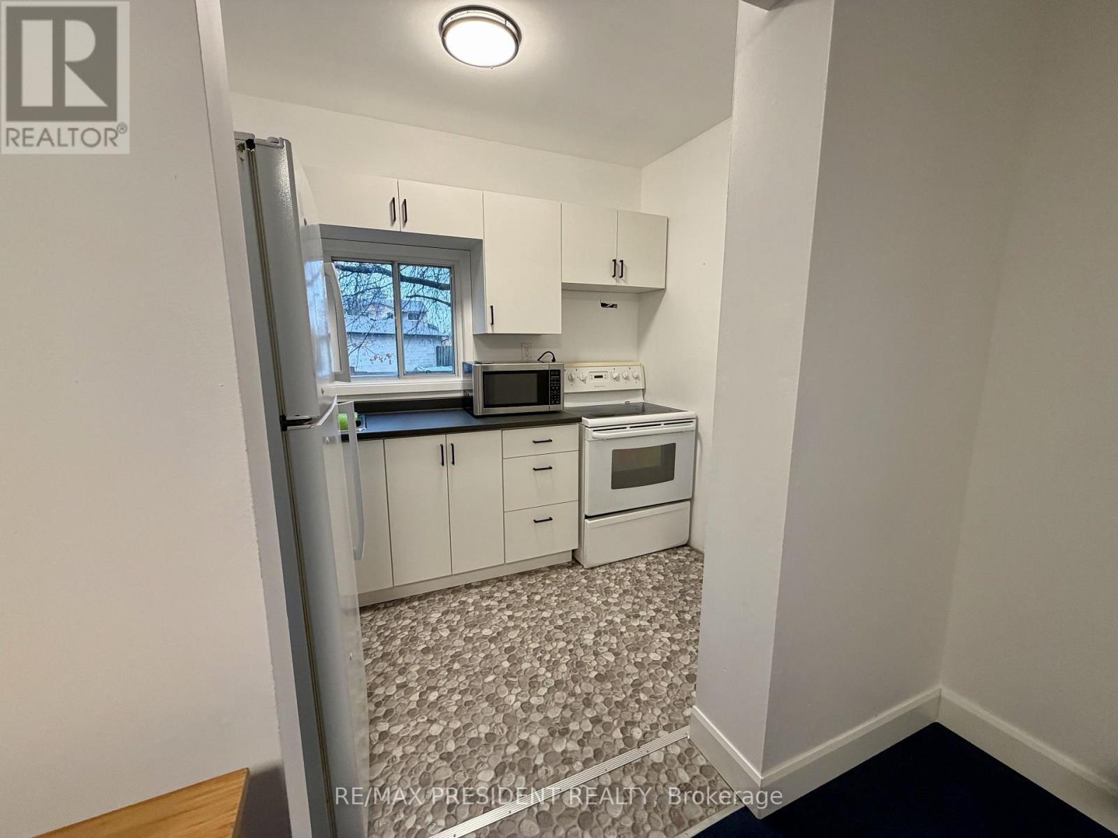 37 Bond Street S, Hamilton, ON - Indoor Photo Showing Kitchen