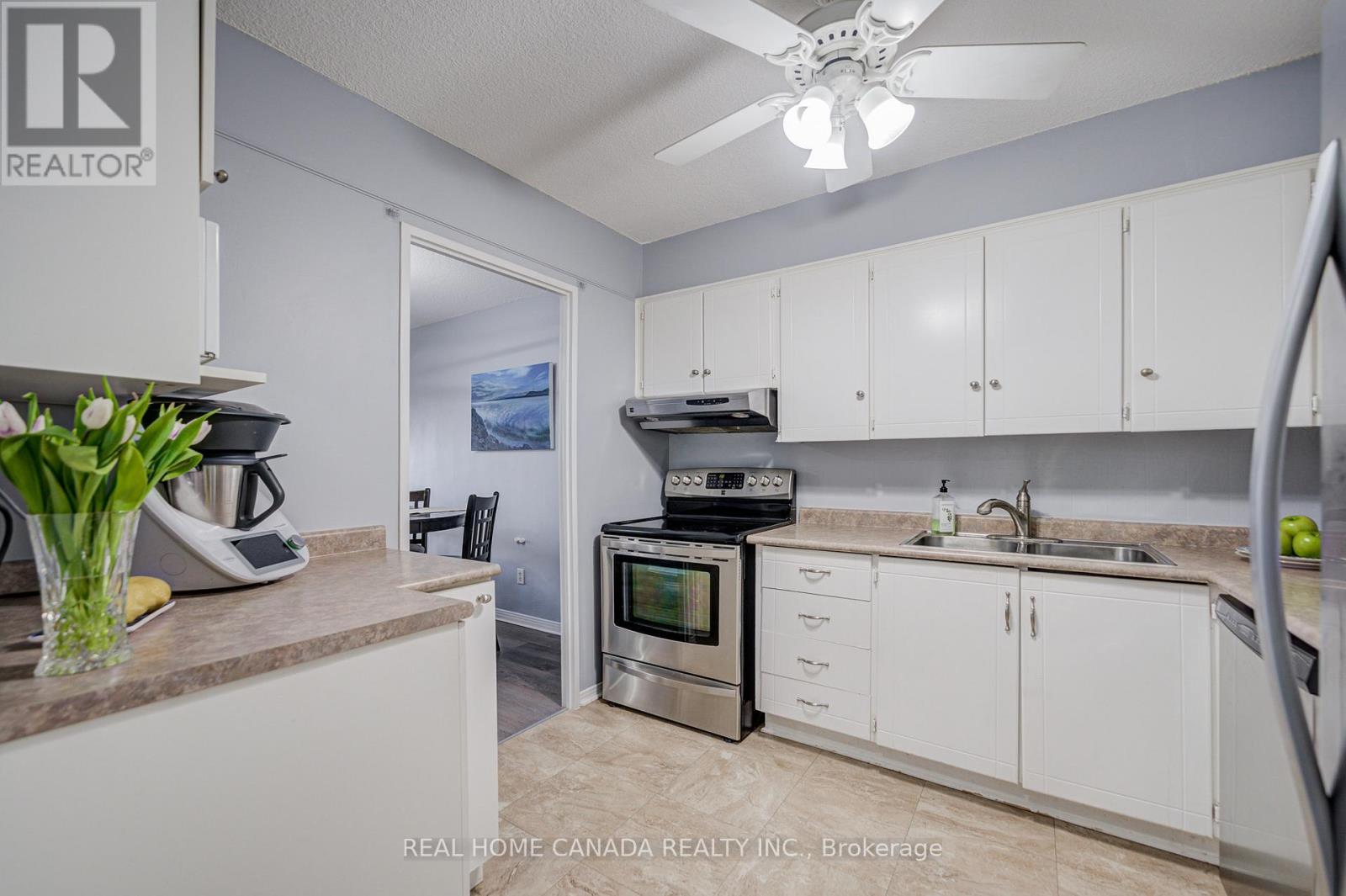 708 - 1359 White Oaks Boulevard, Oakville, ON - Indoor Photo Showing Kitchen With Double Sink