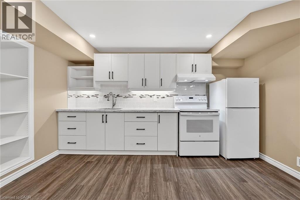 4 Beasley Grove, Ancaster, ON - Indoor Photo Showing Kitchen