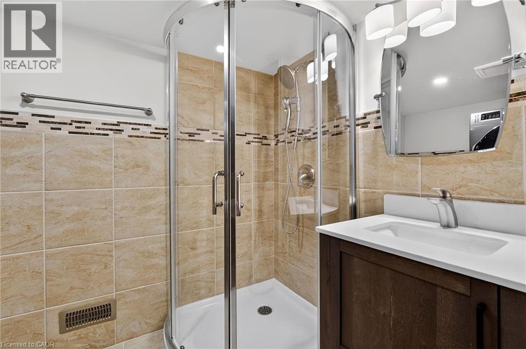 4 Beasley Grove, Ancaster, ON - Indoor Photo Showing Bathroom