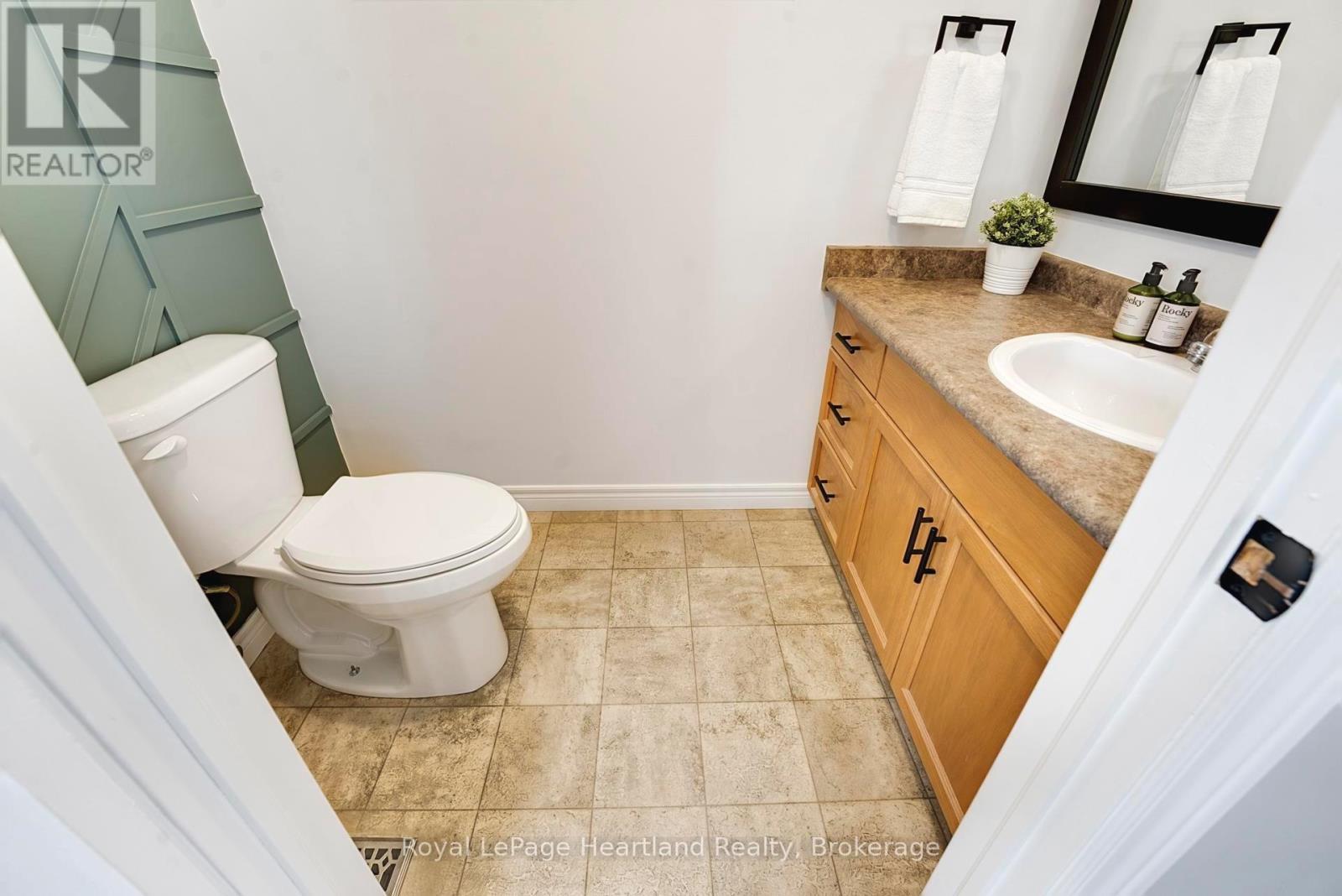 25 Lee Crescent, Goderich (Goderich (Town)), ON - Indoor Photo Showing Bathroom