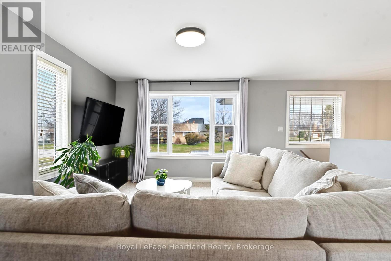 25 Lee Crescent, Goderich (Goderich (Town)), ON - Indoor Photo Showing Living Room