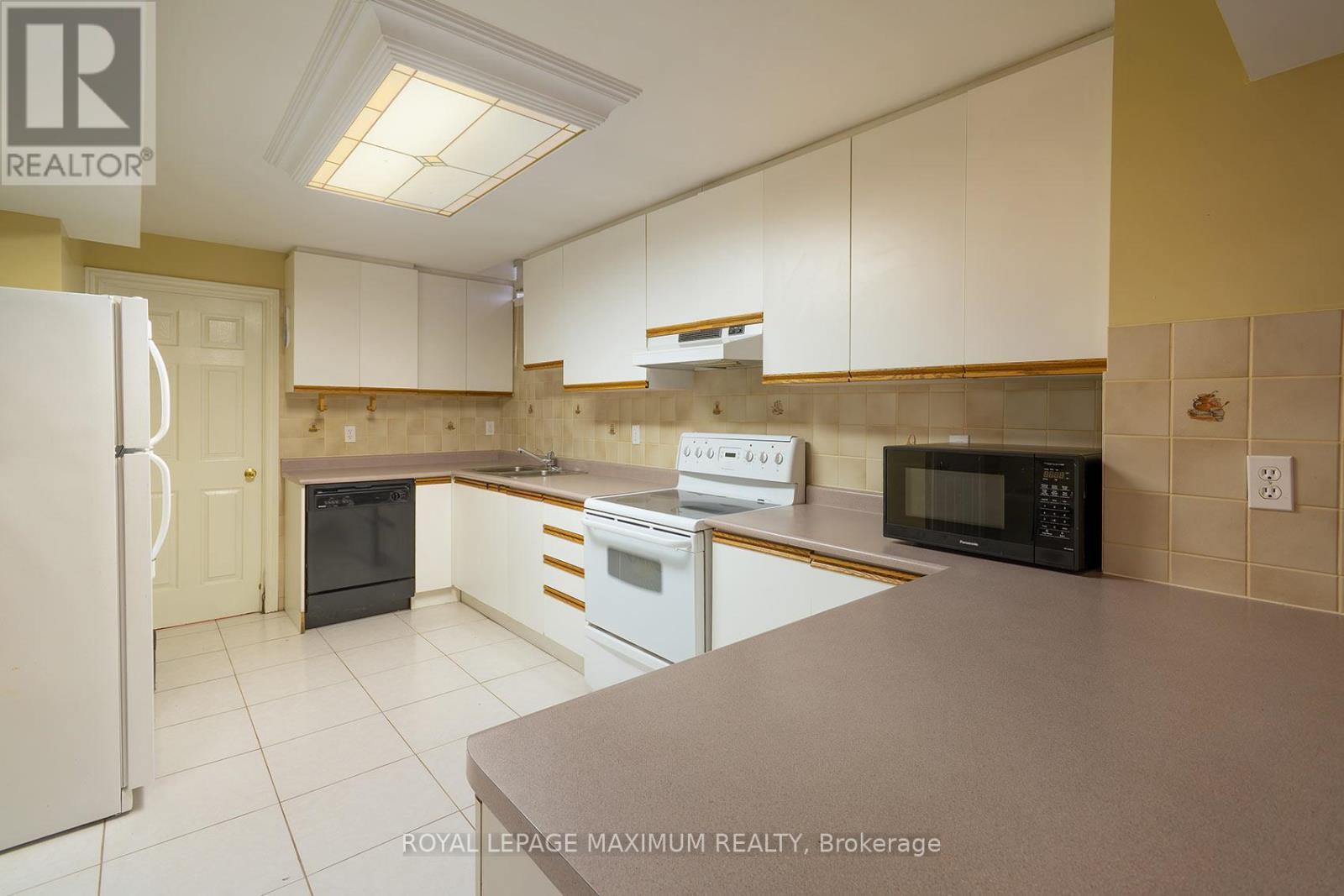 14 Mustang Road, Vaughan, ON - Indoor Photo Showing Kitchen