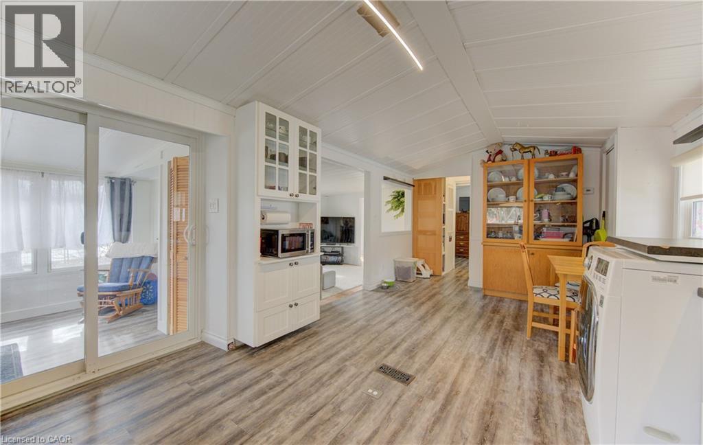 Living area featuring lofted ceiling and light wood-type flooring - 580 Beaver Creek Road Unit# 11, Waterloo, ON - Indoor