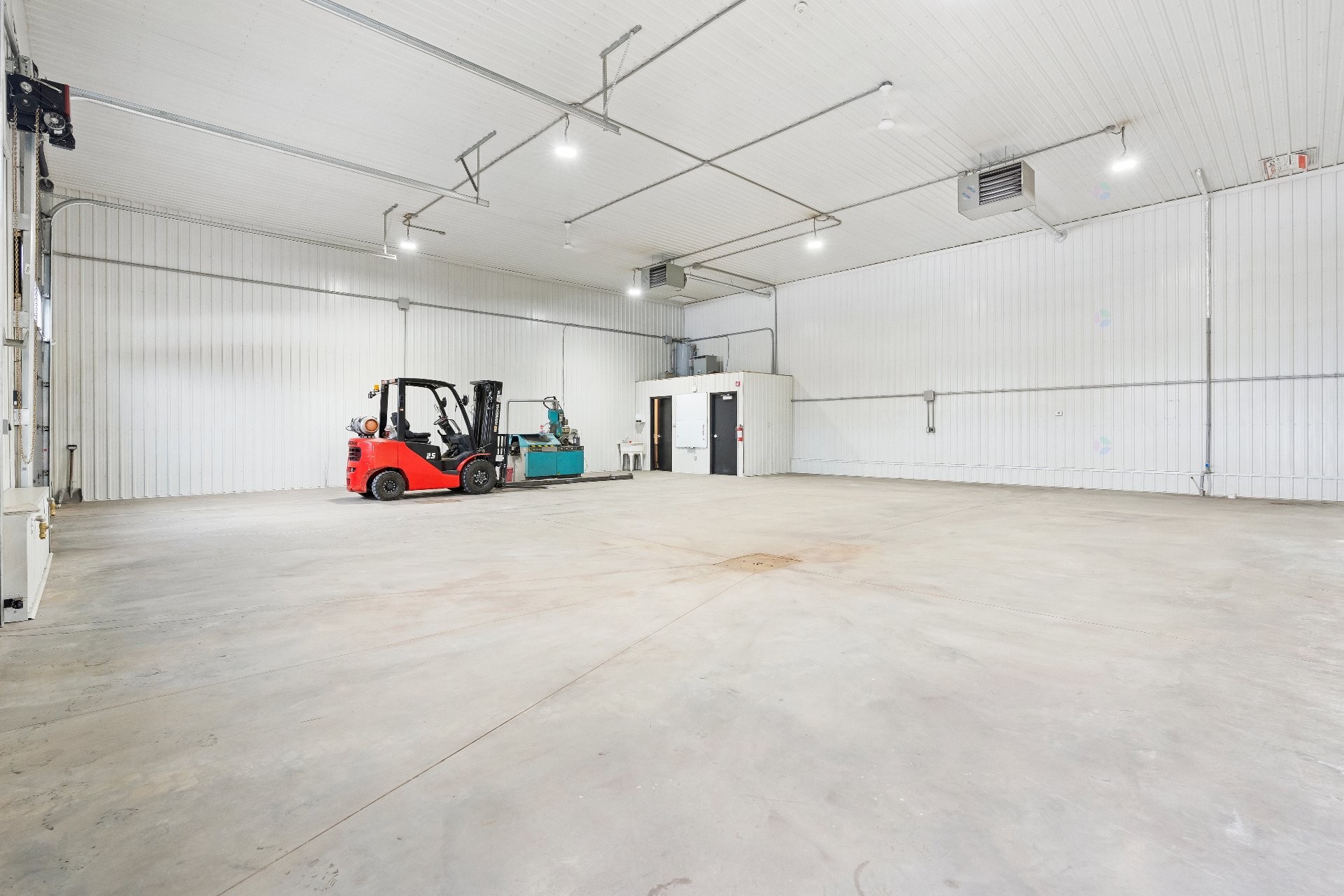Interior - 307 Rue Du Camionneur, Saint-Isidore, QC - Indoor Photo Showing Garage
