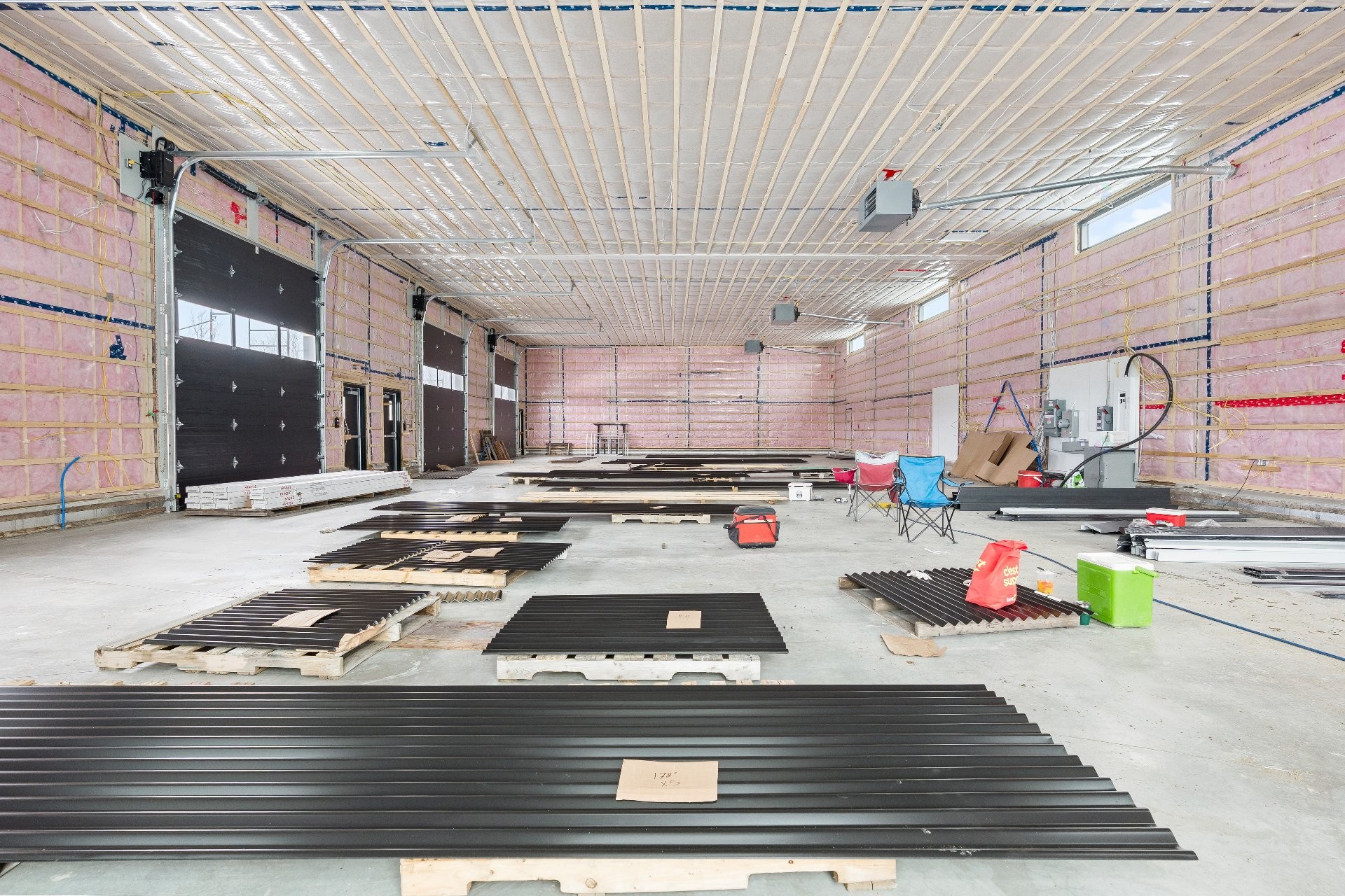 Interior - 305 Rue Du Camionneur, Saint-Isidore, QC - Indoor Photo Showing Garage