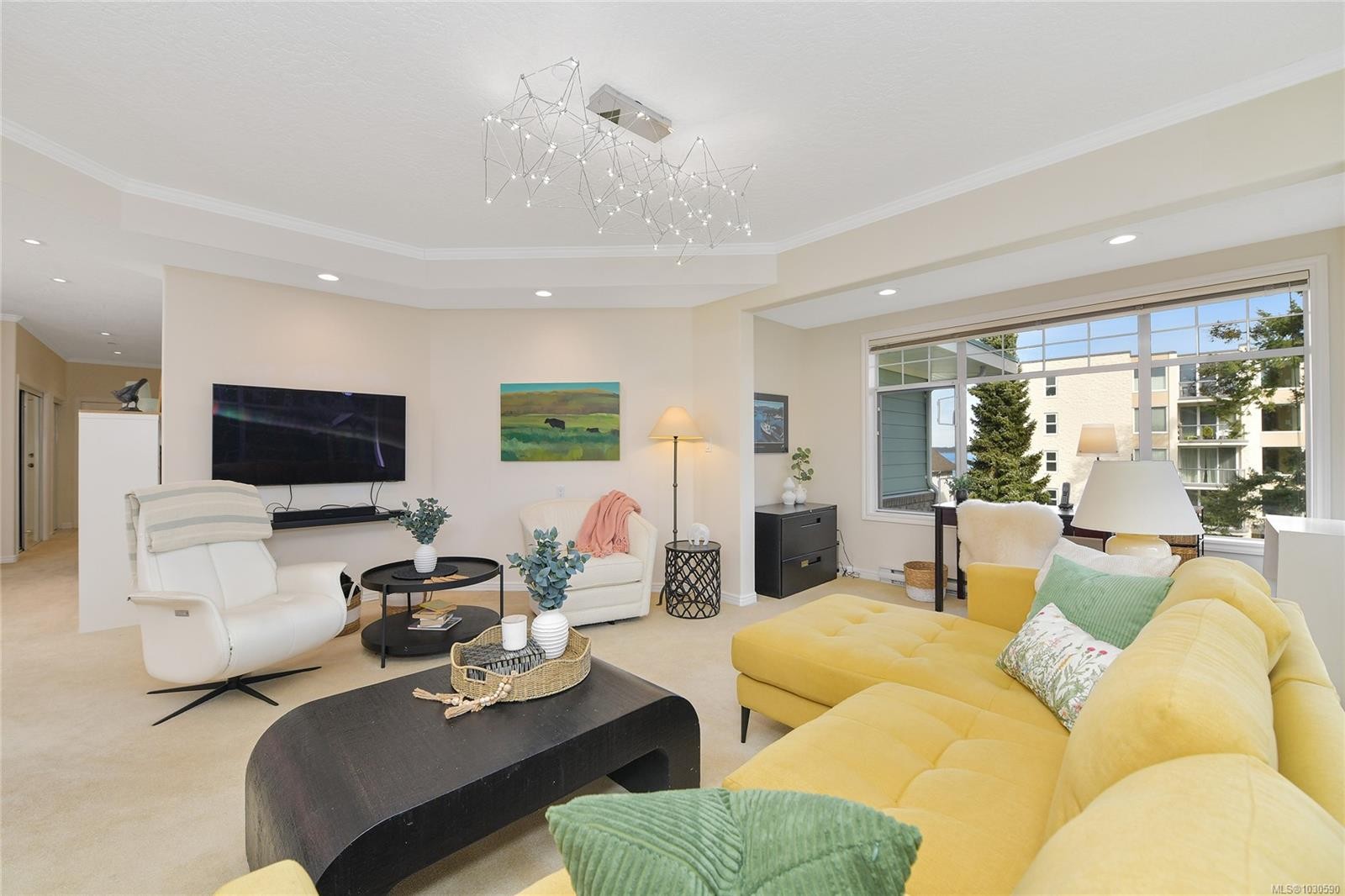 302-9870 Second St, Sidney, BC - Indoor Photo Showing Living Room