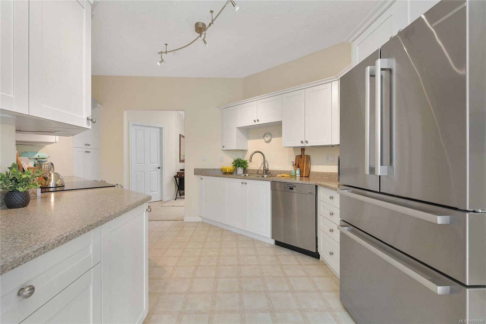 302-9870 Second St, Sidney, BC - Indoor Photo Showing Kitchen