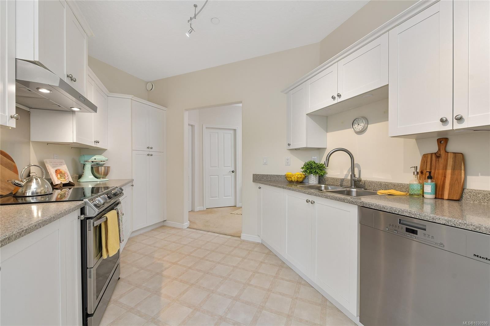 302-9870 Second St, Sidney, BC - Indoor Photo Showing Kitchen With Double Sink