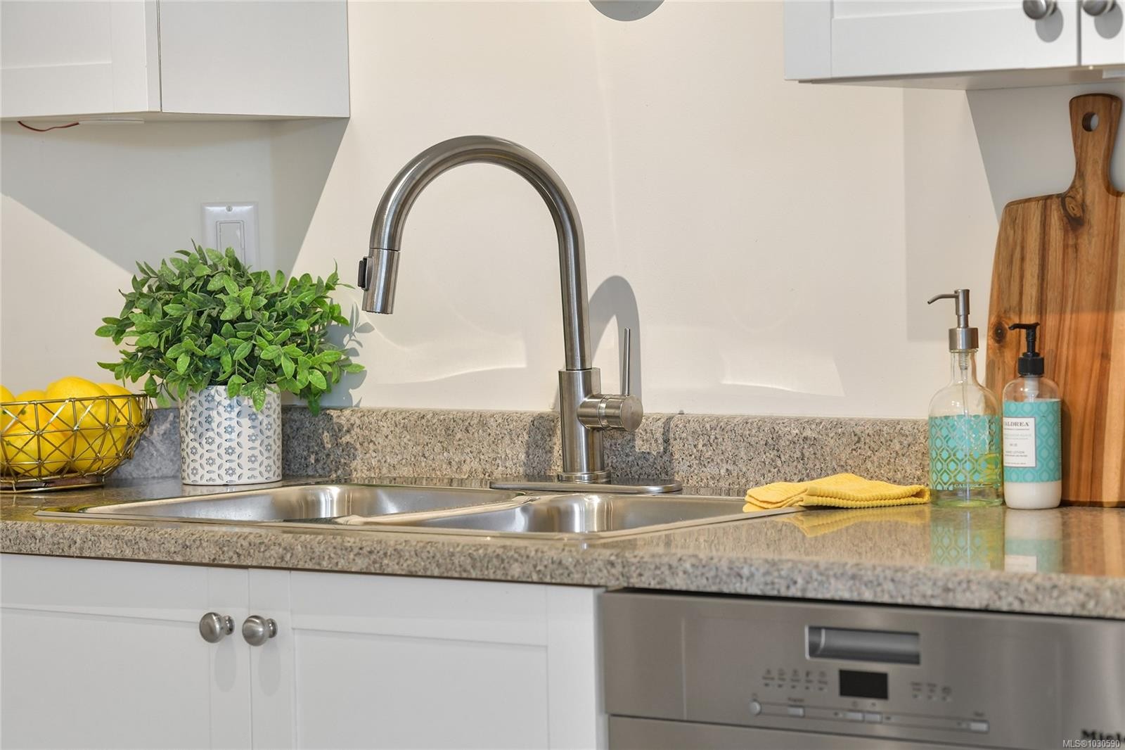 302-9870 Second St, Sidney, BC - Indoor Photo Showing Kitchen With Double Sink