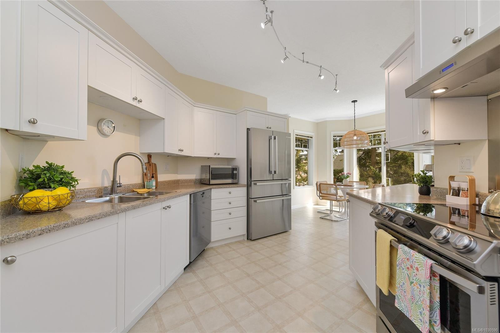 302-9870 Second St, Sidney, BC - Indoor Photo Showing Kitchen With Double Sink With Upgraded Kitchen