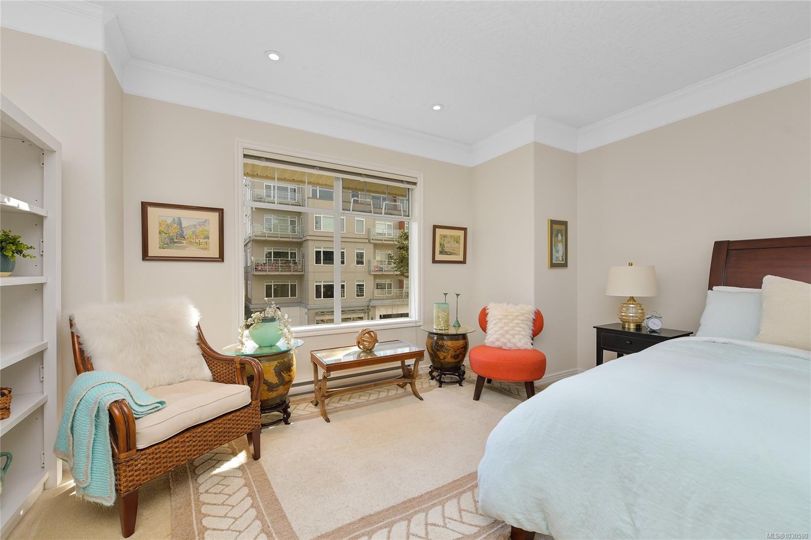 302-9870 Second St, Sidney, BC - Indoor Photo Showing Bedroom