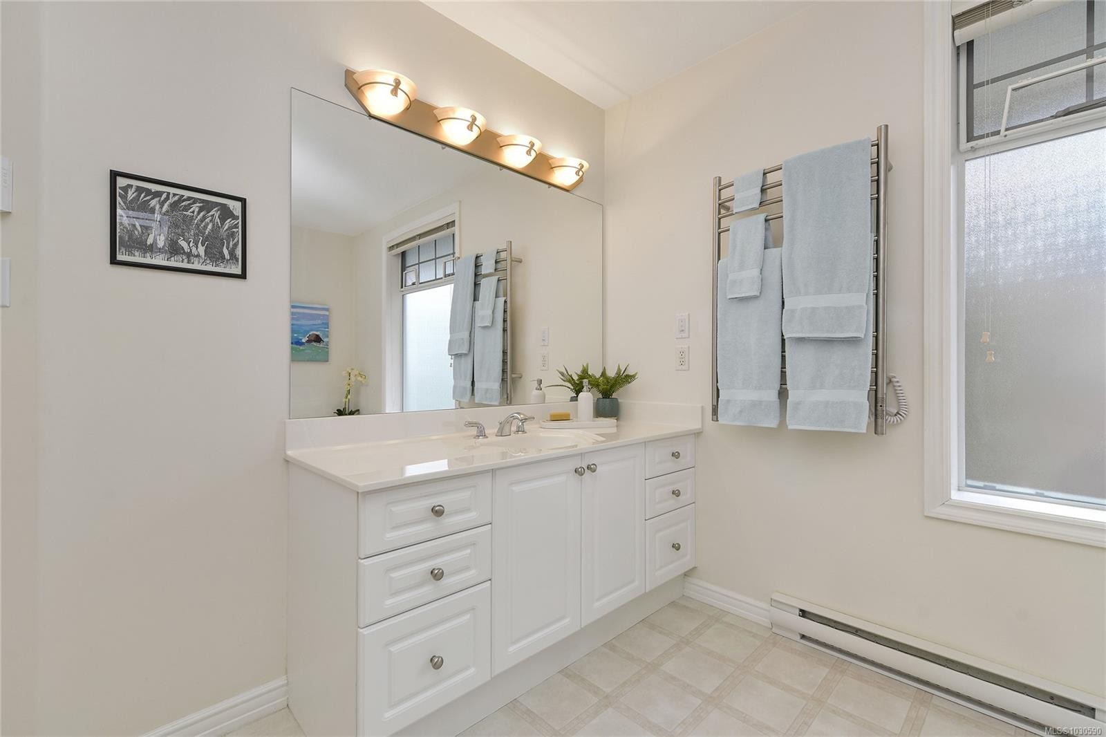 302-9870 Second St, Sidney, BC - Indoor Photo Showing Bathroom