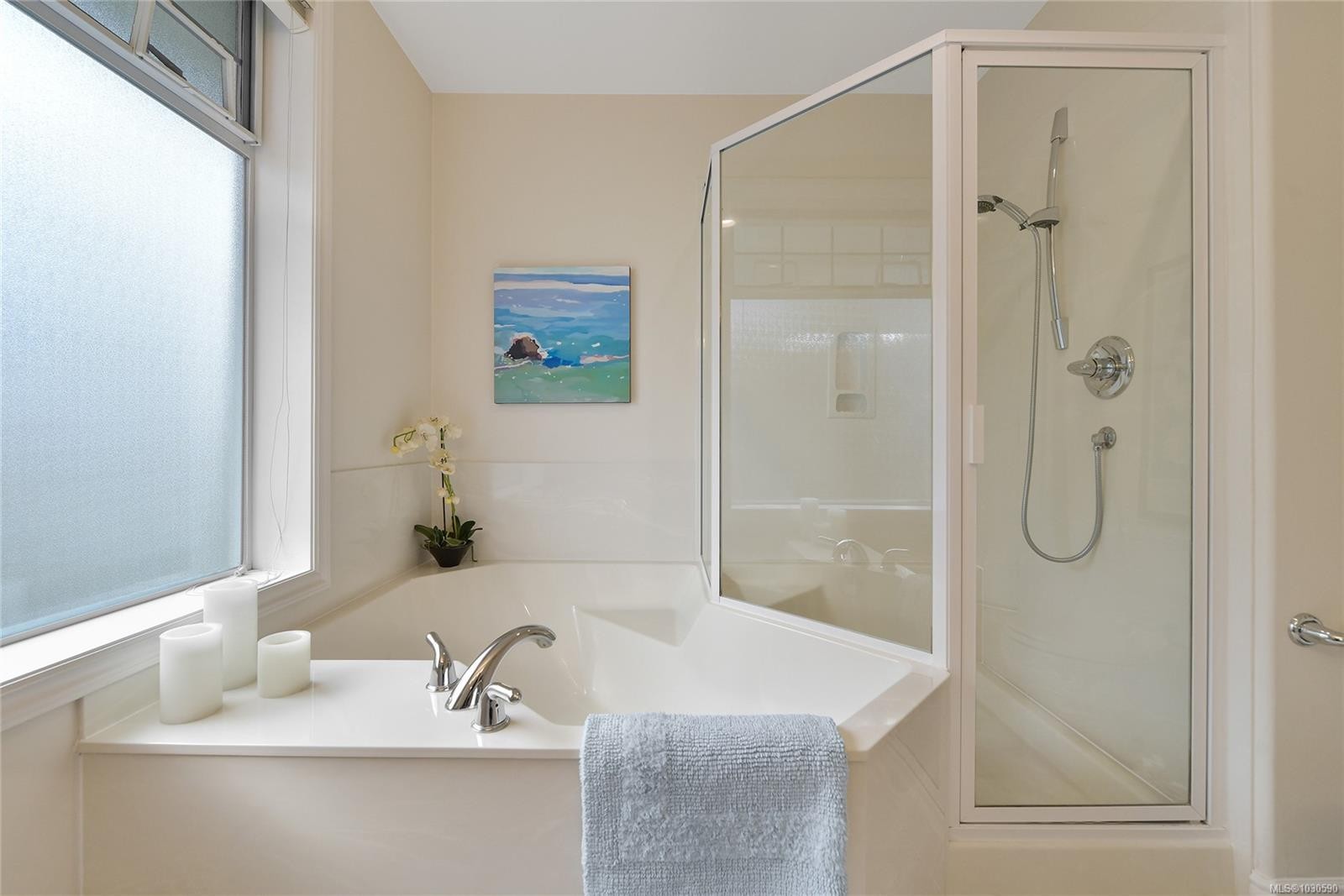 302-9870 Second St, Sidney, BC - Indoor Photo Showing Bathroom