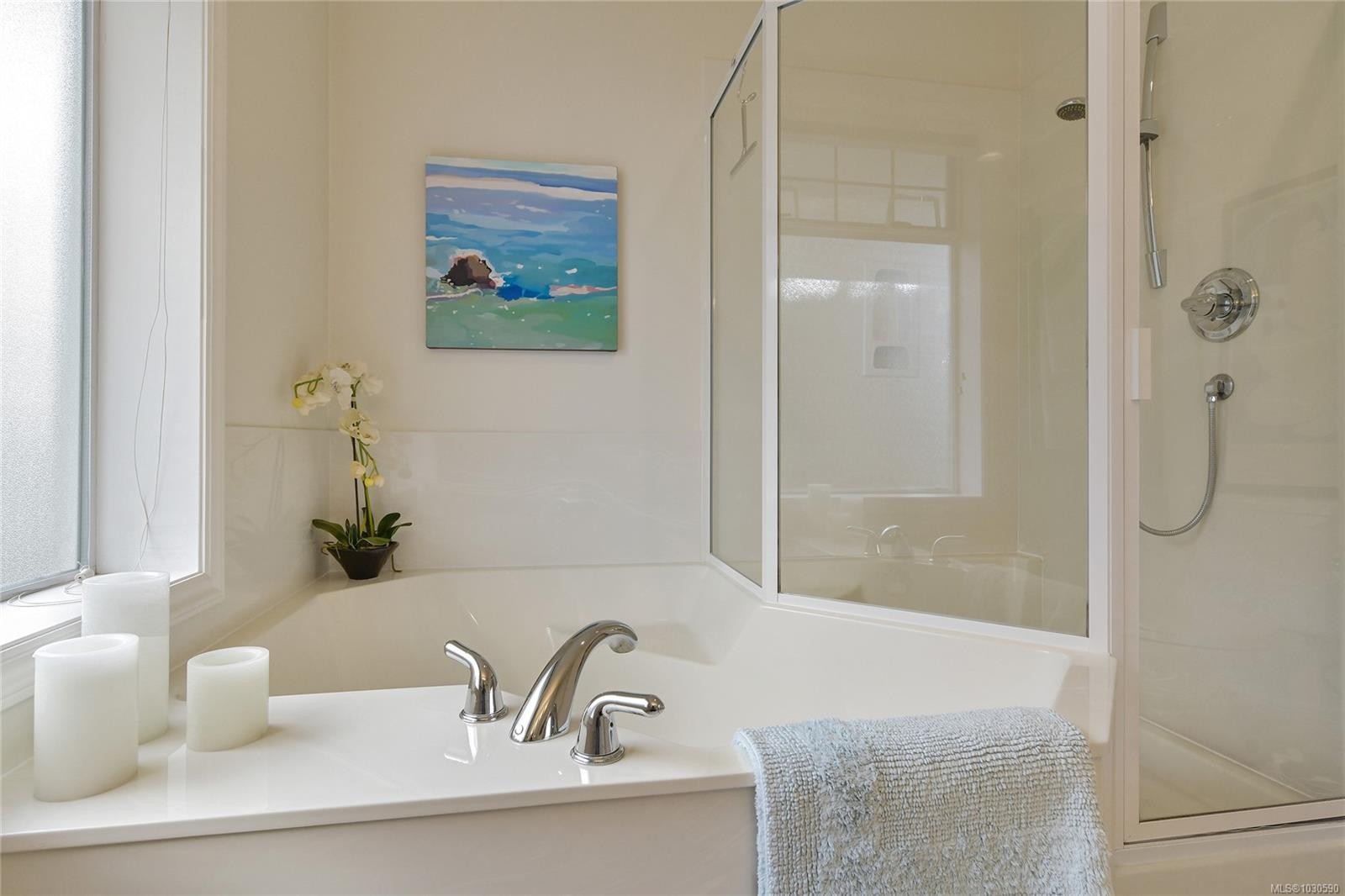 302-9870 Second St, Sidney, BC - Indoor Photo Showing Bathroom
