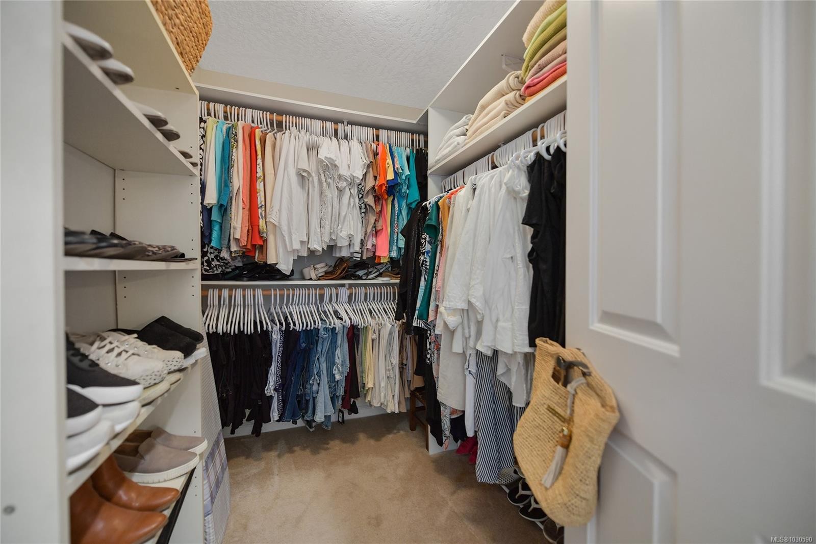 302-9870 Second St, Sidney, BC - Indoor With Storage