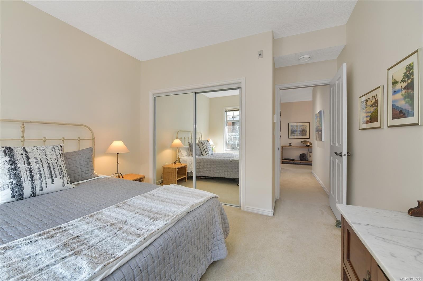 302-9870 Second St, Sidney, BC - Indoor Photo Showing Bedroom