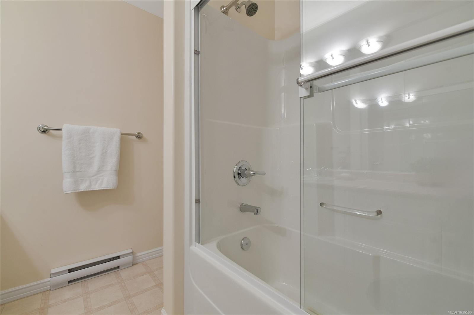 302-9870 Second St, Sidney, BC - Indoor Photo Showing Bathroom