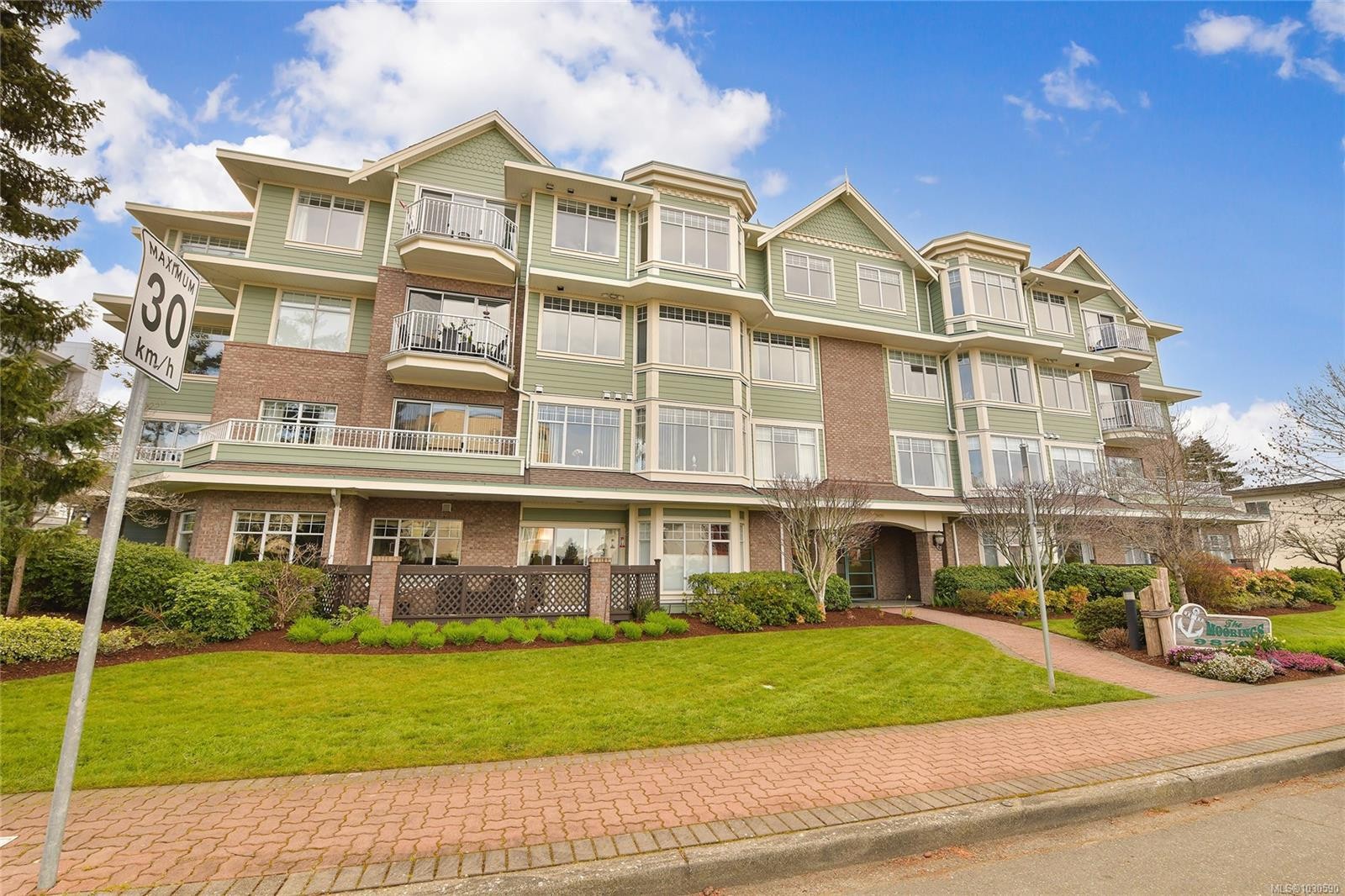 302-9870 Second St, Sidney, BC - Outdoor With Facade