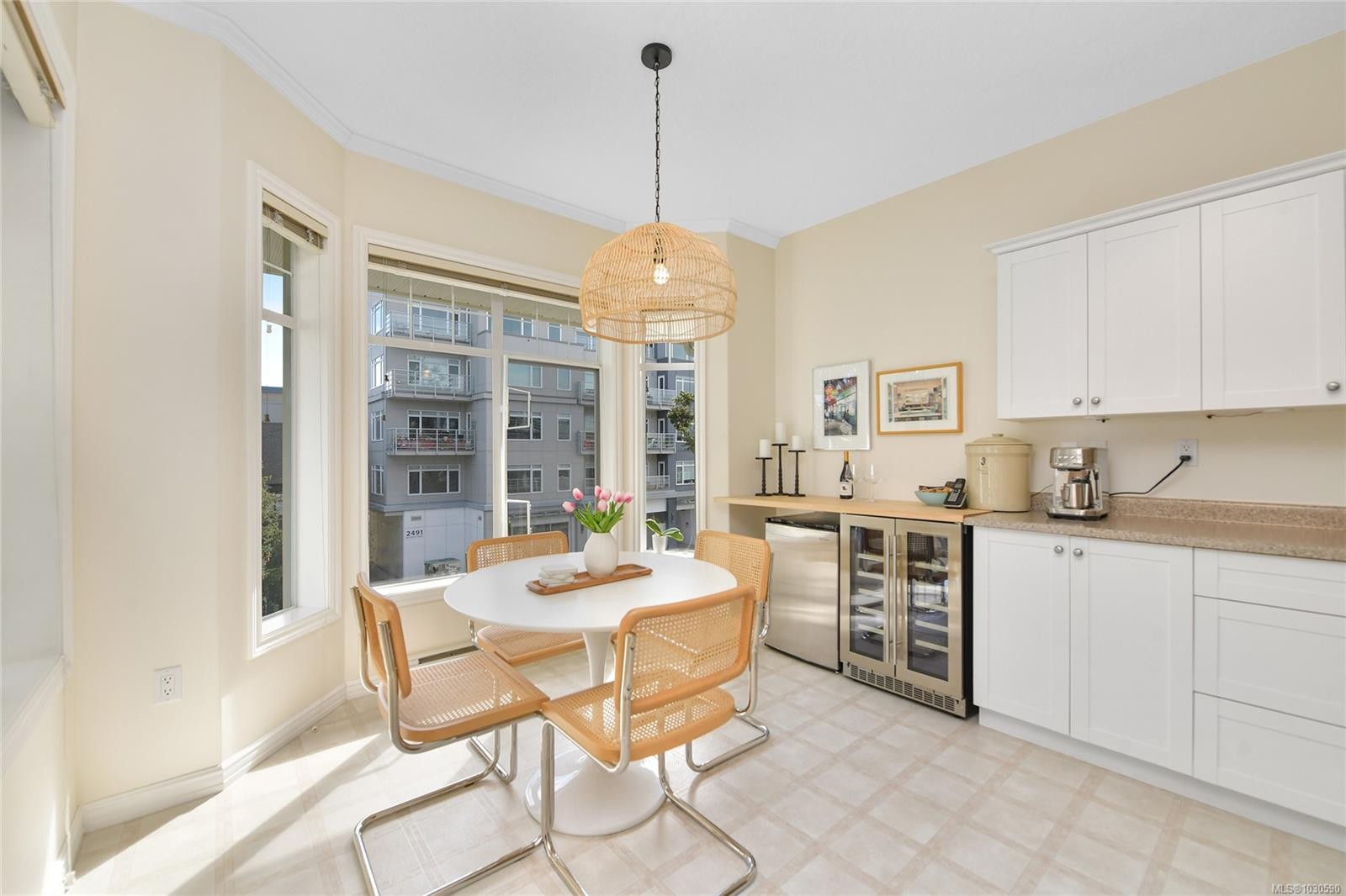 302-9870 Second St, Sidney, BC - Indoor