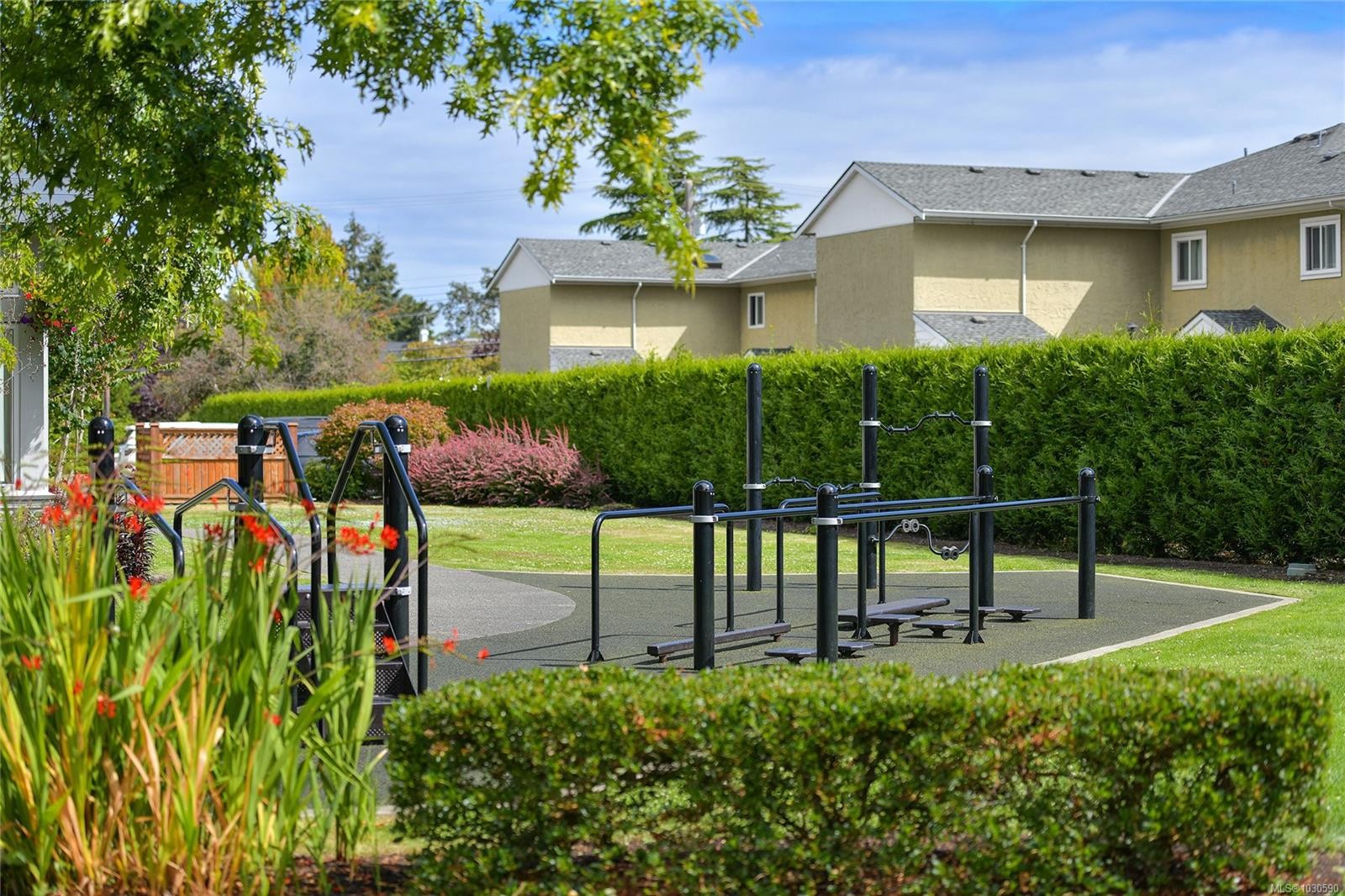 302-9870 Second St, Sidney, BC - Outdoor